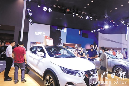 特價(jià)車吸引了許多消費(fèi)者的目光。