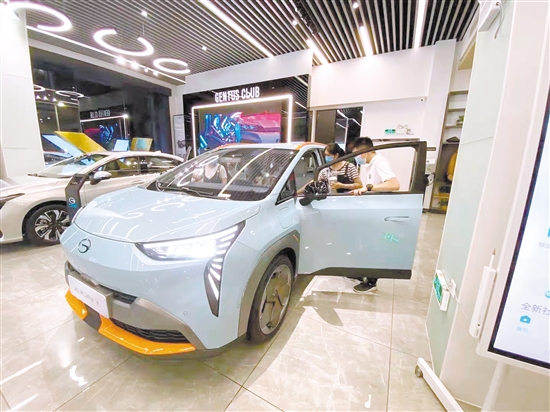 手捧奶茶進(jìn)店看車，正在成為一種新的逛街常態(tài)。