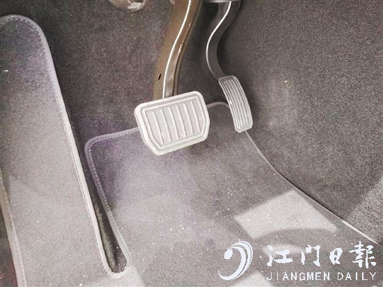 部分新能源汽車可以把最常用的加速、剎車功能集中到電門上（右邊踏板）。