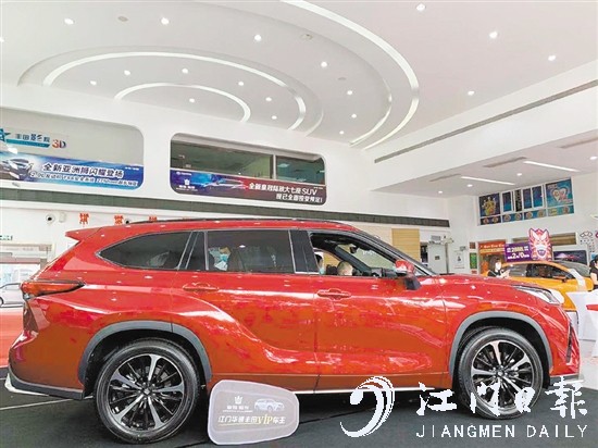 皇冠陸放腰線修長舒展。