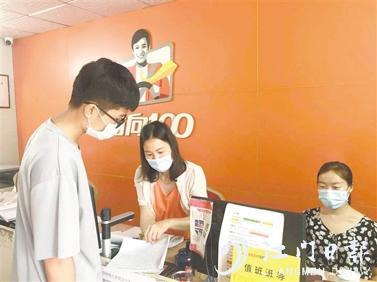 高考結(jié)束后，許多考生前往駕校報(bào)名學(xué)車。