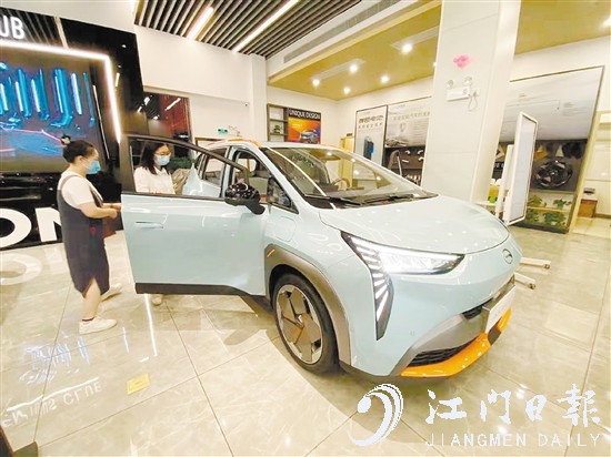 如果是報廢舊車，消費者購買推廣名單中的新能源汽車可補貼1萬元。