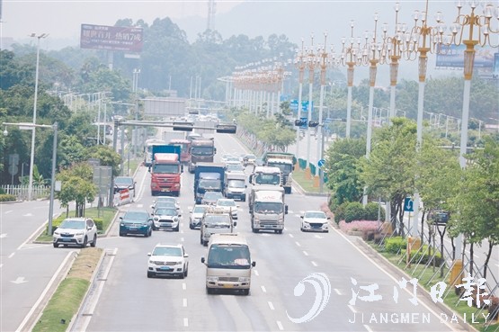 隨著汽車駛?cè)肭Ъ胰f戶，路上的汽車越來越多。