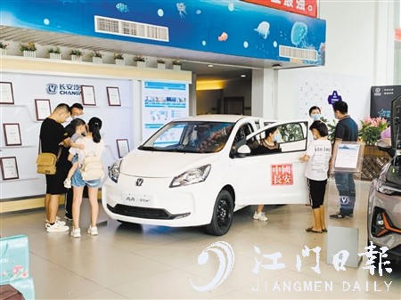 電動(dòng)微型汽車因價(jià)格實(shí)惠而廣受消費(fèi)者關(guān)注。
