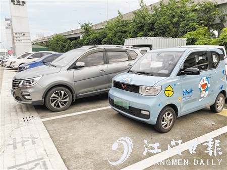 電動(dòng)微型汽車車身短小，停車非常方便。