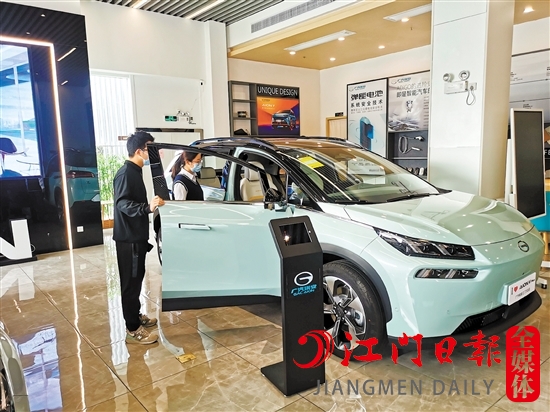 新能源汽車未受汽車缺“芯”影響，深受消費(fèi)者青睞。