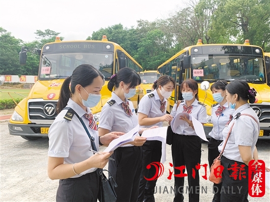 校車服務(wù)公司蓬江分公司以可靠服務(wù)為學(xué)生家長排憂解難。