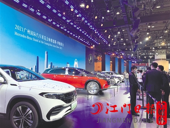 豪華品牌均把新能源汽車擺放在展區(qū)最顯眼的位置。