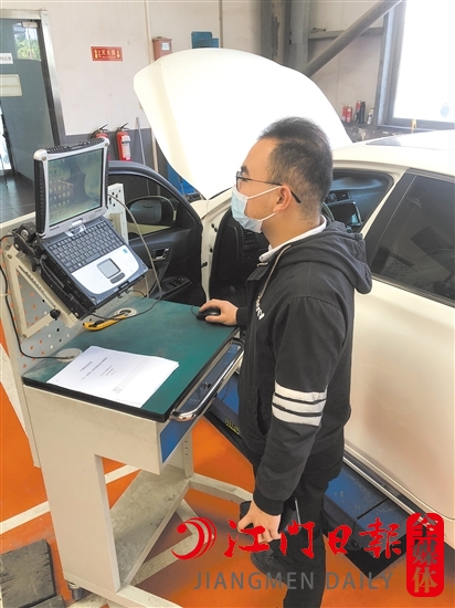 4S店正在對(duì)召回車輛進(jìn)行電腦升級(jí)。
