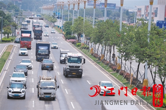 汽車駛?cè)肭Ъ胰f戶。
