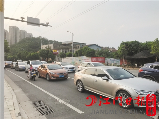 路上的汽車(chē)越來(lái)越多，開(kāi)車(chē)時(shí)不要開(kāi)“斗氣車(chē)”，盡量保持情緒穩(wěn)定。