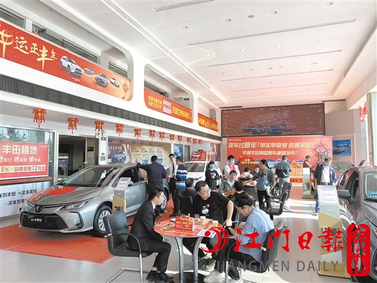 去年春節(jié)期間，不少消費(fèi)者看車、買車。