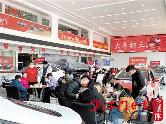 春節(jié)期間，有的4S店展廳出現(xiàn)熱鬧的景象。