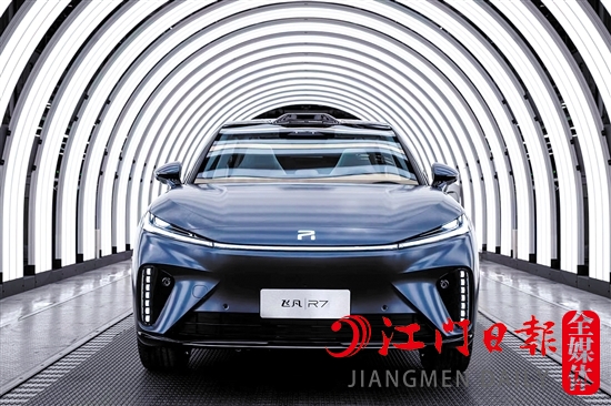 飛凡R7給人一種強(qiáng)烈的未來感。