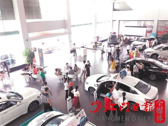 “五一”將至，購(gòu)車(chē)優(yōu)惠吸引消費(fèi)者到店。