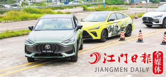 試駕現(xiàn)場設置了重重考驗關卡。