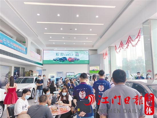 端午節(jié)假期期間，新政策的實(shí)施吸引了許多消費(fèi)者到4S店看車(chē)、買(mǎi)車(chē)。