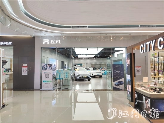 不少汽車品牌直接把店開到商場。