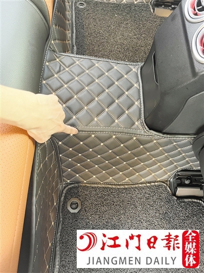 車內(nèi)的一些裝飾品如地毯也容易產(chǎn)生異味。
