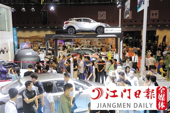 本報(bào)往年舉辦的大型車展，吸引大批市民。