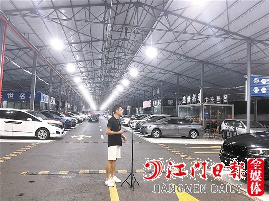 室內(nèi)燈火通明的背后，是二手車行銷售人員在忙碌直播。