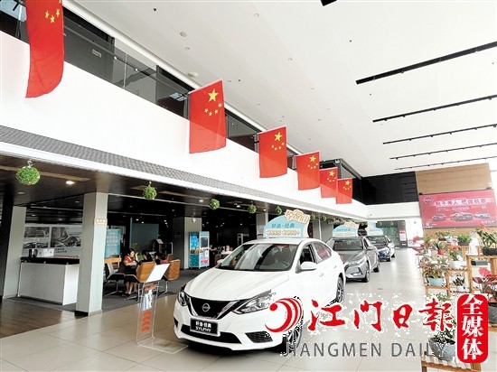 部分汽車4S店掛上國旗，為即將到來的“十一”假期預(yù)熱。