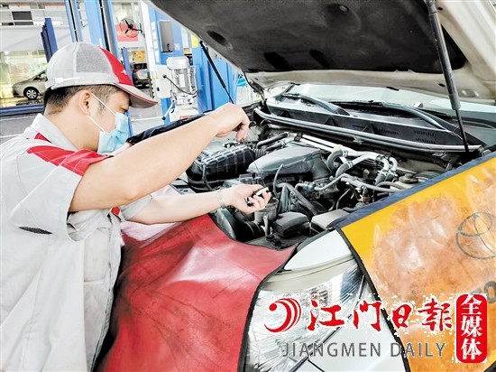 維修人員為車主的愛車進(jìn)行檢查。