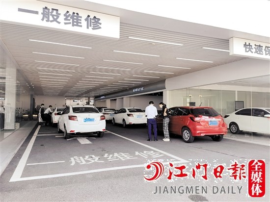 市區(qū)多家4S店出現(xiàn)車輛扎堆排隊(duì)等候檢修、保養(yǎng)的情況。