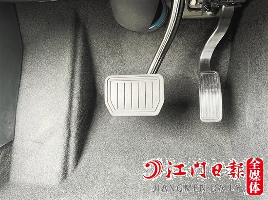 部分新能源汽車把最常用的加速、剎車功能集中到電門上（右邊踏板）。