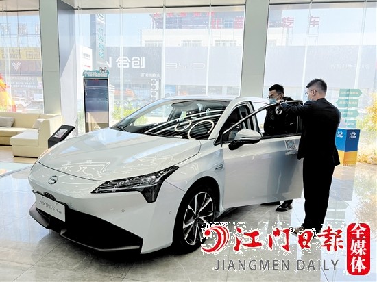 新能源汽車補(bǔ)貼額度高受消費(fèi)者青睞。