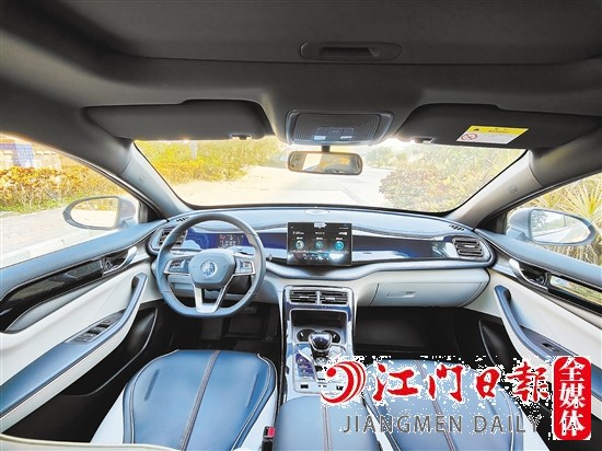 新車內(nèi)飾充滿豪華感。