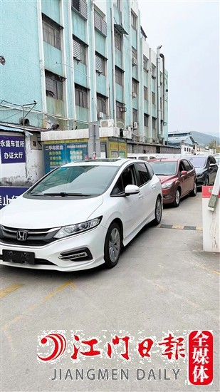 元旦以來，排隊(duì)等候過戶的二手車不少。