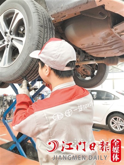 駕車出行前，要做好車輛保養(yǎng)。