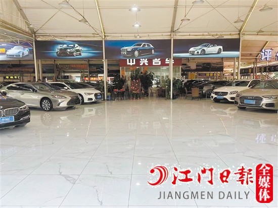 不少二手車行銷售展廳空出一大片。