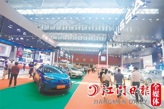 為方便消費(fèi)者貨比三家，春季車展組委會(huì)將把往屆的新能源汽車展區(qū)升級(jí)為新能源汽車展館。圖為2021年“五一”車展新能源汽車展區(qū)。