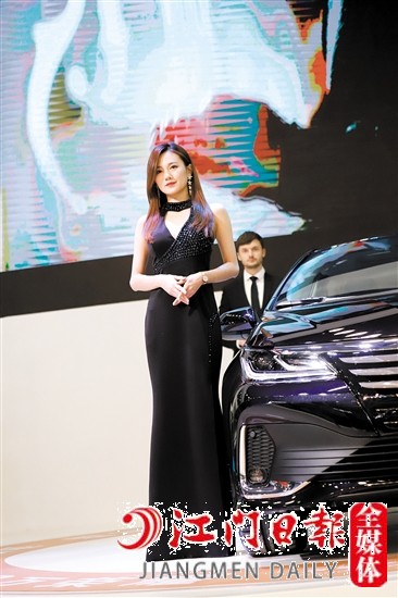 車展現(xiàn)場(chǎng)少不了香車美女。