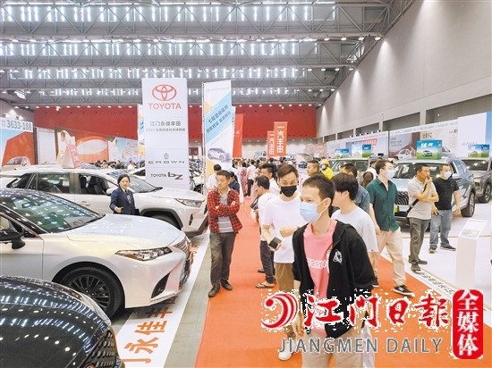 車(chē)展現(xiàn)場(chǎng)人氣旺。