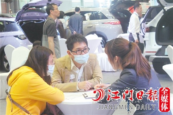 現(xiàn)場(chǎng)良好的氛圍吸引消費(fèi)者下單購(gòu)車(chē)。