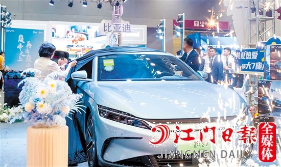 現(xiàn)場(chǎng)亮相的新能源汽車(chē)多。