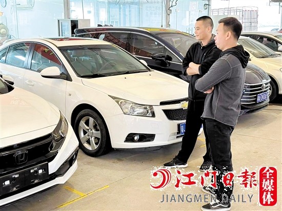 降價(jià)潮下，部分準(zhǔn)備購買二手車的市民持觀望態(tài)度。