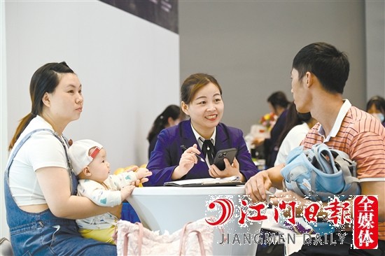 消費者現(xiàn)場向銷售人員咨詢購車相關(guān)情況。