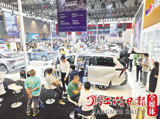 車展現(xiàn)場人氣旺。