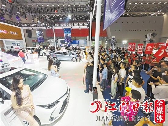 車模走秀吸引眾多消費者的目光。