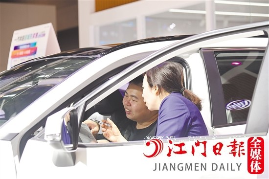 消費(fèi)者看車、買車的時(shí)候，繳納定金要謹(jǐn)慎。