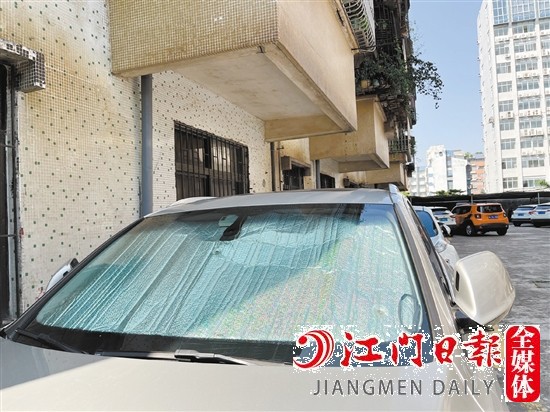 在前后擋風(fēng)玻璃處放置遮陽板，可防止陽光直射,使車內(nèi)溫度升高。