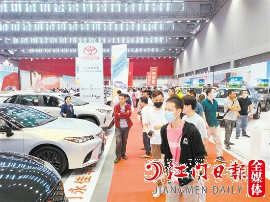 本報(bào)在二季度舉辦的車展吸引了不少市民看車、買車。