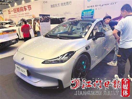 憑借帥氣的外形，轎跑牢牢吸引年輕消費(fèi)者的目光。