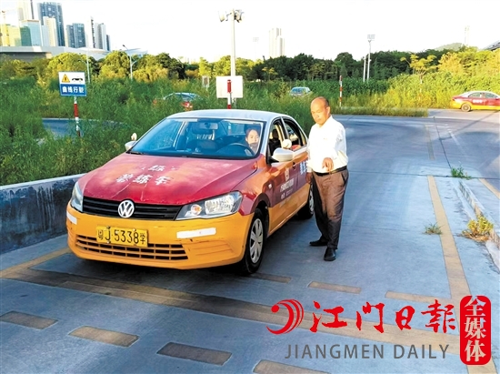 教練在教學(xué)生學(xué)車。