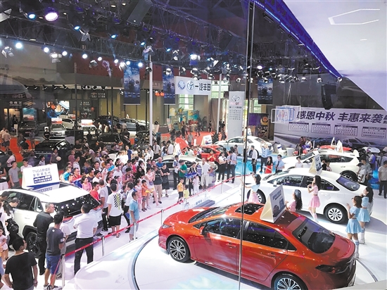 “十一”車展以規(guī)模大、規(guī)格高而著稱。圖為往屆“十一”車展現(xiàn)場。