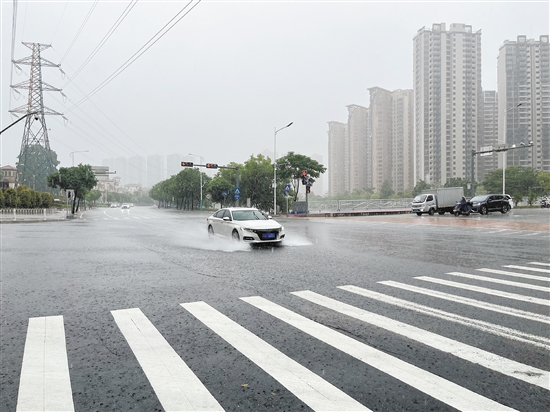 暴雨天行車時(shí)需注意減速慢行。